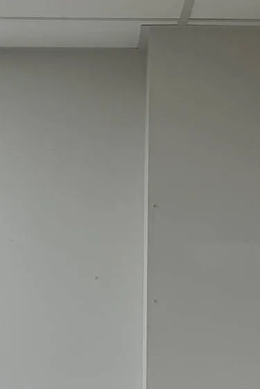 Wall return under a stepped ceiling — AESS reference photo, Sonos installation Upper West Side, Manhattan Upper West Side, Manhattan Sonos reference photo: white wall return under a corner where a dropped ceiling steps down
